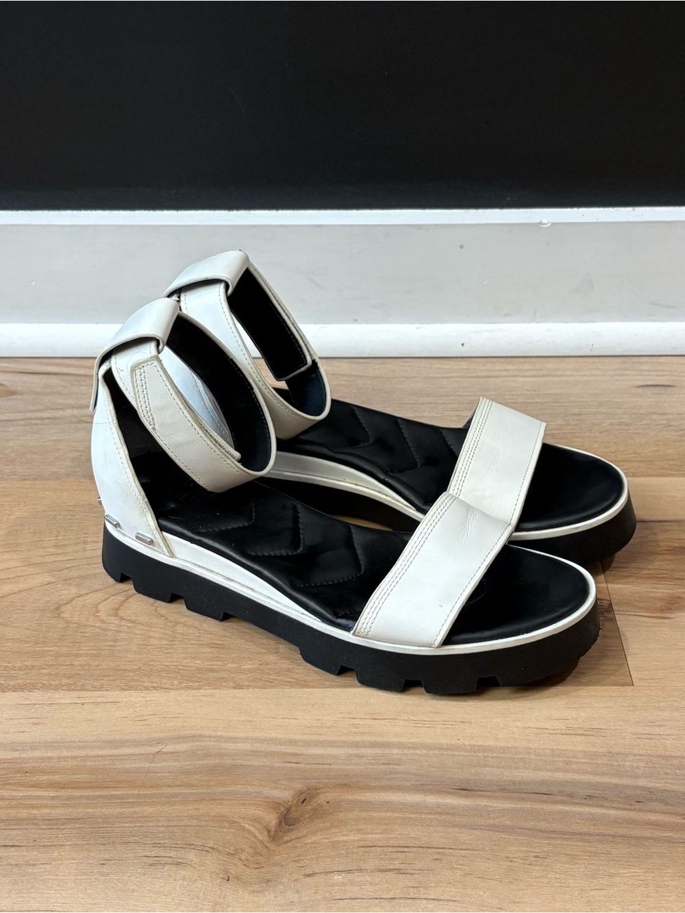 Franco Sarto Women’s White Ankle-Strap Platform Sandals size 9.5